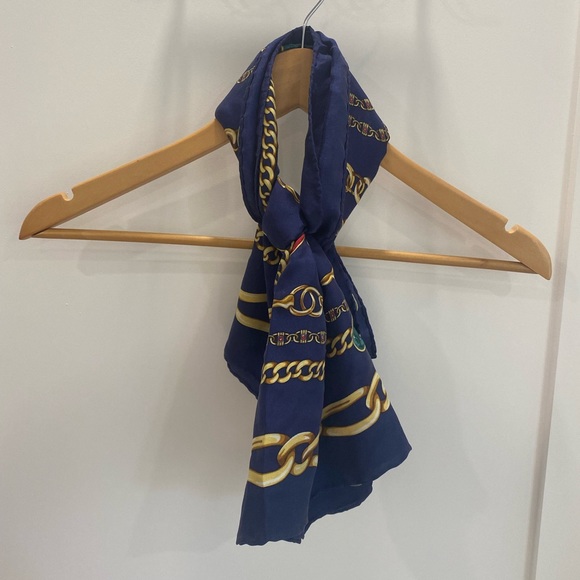 ‼️SOLD‼️Silk Talbots Chain & Gemstone Scarf - Picture 3 of 3